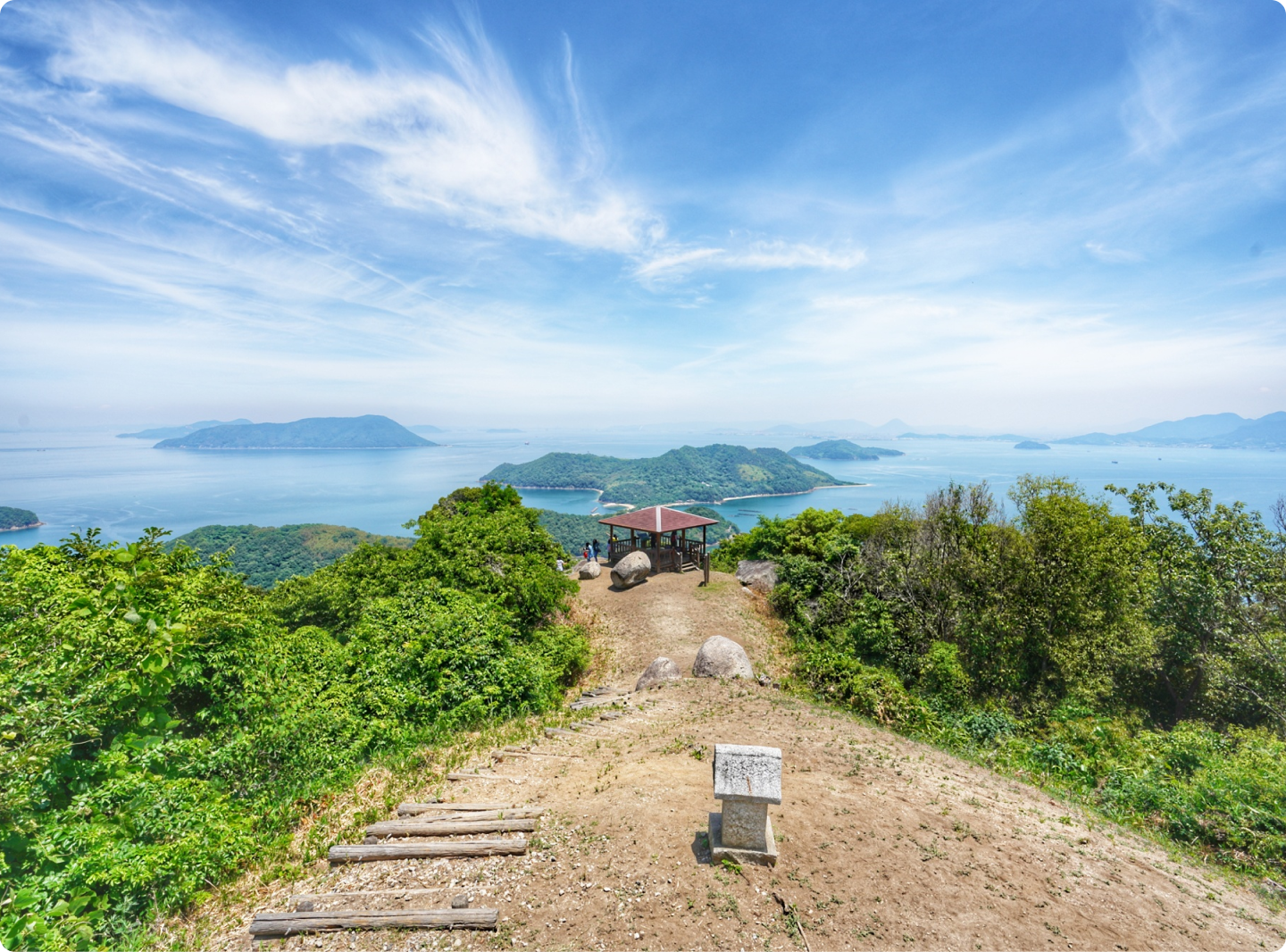 海と島々を望む高台